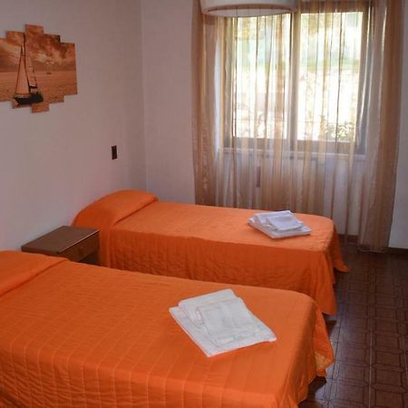 Casa Vacanze Ester เบรนโซเน ซูล การ์ดา ภายนอก รูปภาพ