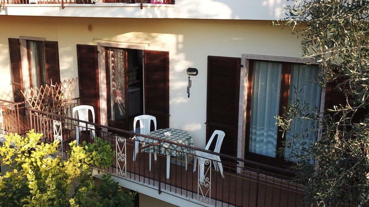 Casa Vacanze Ester เบรนโซเน ซูล การ์ดา ภายนอก รูปภาพ