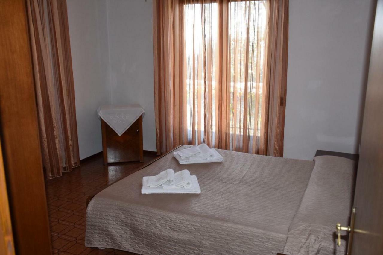 Casa Vacanze Ester เบรนโซเน ซูล การ์ดา ภายนอก รูปภาพ